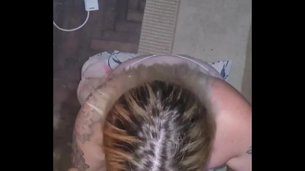 Putita la chupa toda y recibe toda la leche en la cara