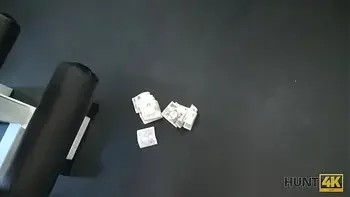 HUNT4K. La ingenua conejita de gimnasio tiene sexo con un hombre rico