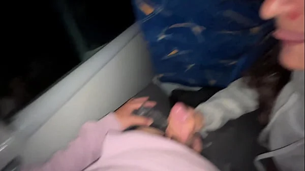 Se la chupo a un pasajero desconocido en un bus real y se corre en mi boca