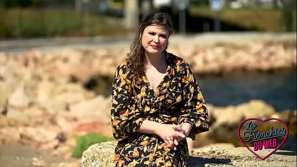 Aurora, une milf anglaise qui veut sucer deux mecs