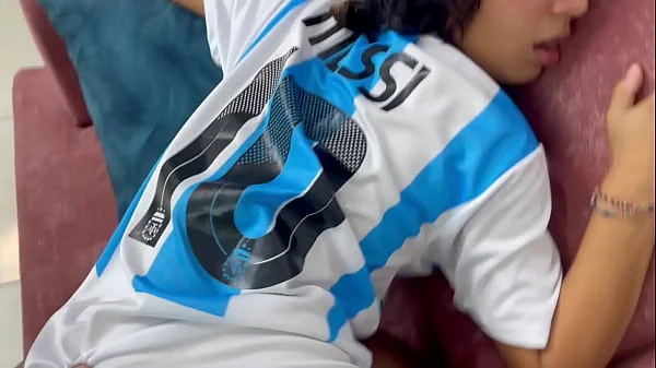 Me veo la final de la copa con mi pequeña hermanastra y termino follandola y demostrando quien es el campeón.