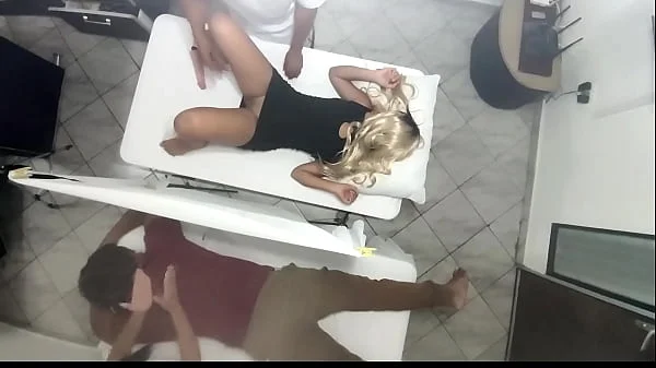 Video Grabación Real Como el Masajista Tiene Sexo con la Mujer al Lado de su Marido