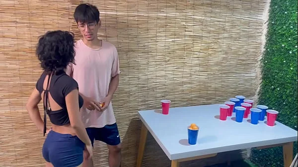 Lo que empezó como un simple juego de hermanastros termino con una follada y una corrida en su coño.