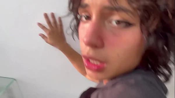 Mi timida hermanastra me despierta con una rica mamada H.L.