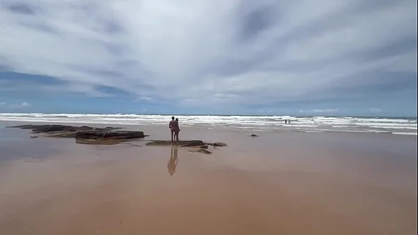 Eu e minha amiga tiramos o biquíni no meio da praia da Bahia e demos pra todos os machos que estavam lá.