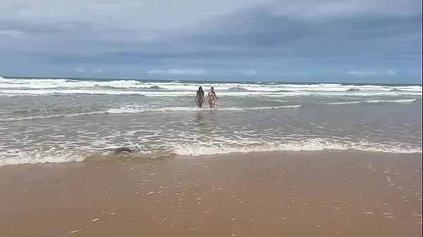 Eu e minha amiga tiramos o biquíni no meio da praia da Bahia e demos pra todos os machos que estavam lá.