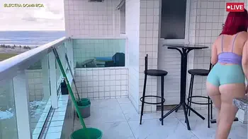 Contratei essa empregada e ela é muito safada, veio com mini shorts para me deixar excitado, eu fiquei louco