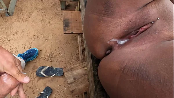 A novinha baiana dando na beira da praia durante o dia