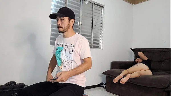 Quero sexo com este técnico, estou mostrando minha bunda pra ele, tomara que de certo!