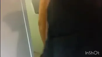 NAO TINHA CLIENTES NA BALADA ENTAO PEGAMOS O SEGURANCA ESCONDIDINHO NO BANHEIRO