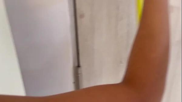 Mi vecina caliente me implora que la folle duro a cambio de hacerle un trabajo en su casa nueva. H.L.