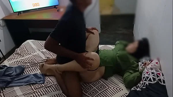 Increible veo peliculas con mi cachonda amiga terminamos follando despues de ver su ropa interior, estaba en vestido y tacones lista pa recivir una buena cojida