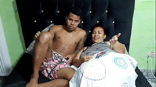 Le chupo las tetas a mi madrastra