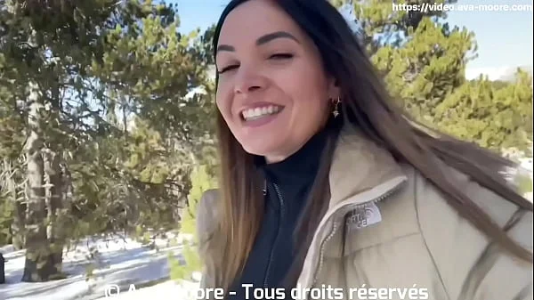 Une française suce une grosse bite dans la neige et avale tout le sperme - Ejaculation buccale