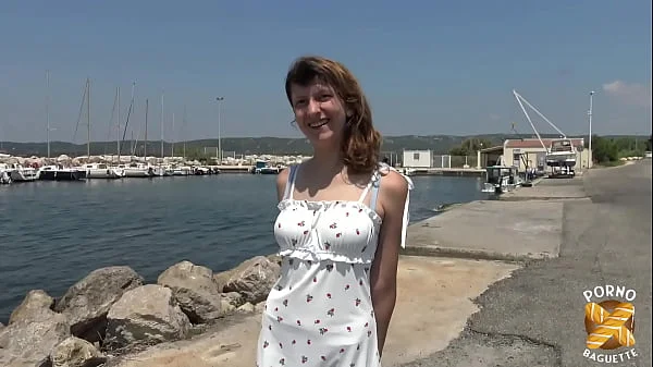 Melany, jeune coquine, aime la baise en pleine nature