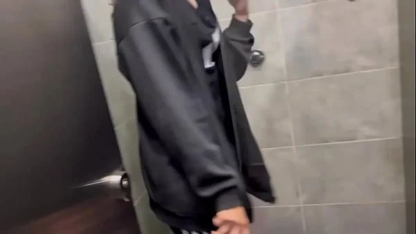 Mi compañera gimnasio y yo nos encontrábamos calientes y terminamos masturbandonos en el baño del gimnasio.