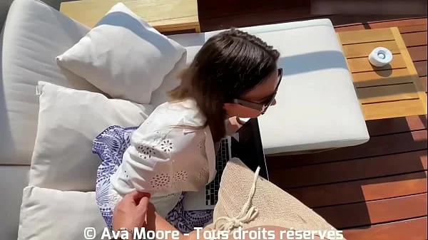 Un mec super excité me baise dans tous les sens et me gicle dans la chatte sans me prévenir