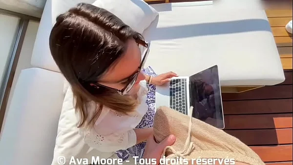 Un mec super excité me baise dans tous les sens et me gicle dans la chatte sans me prévenir