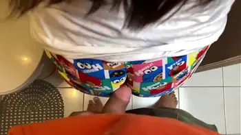 Mi hermanastro no me deja cepillarme los diente se mete al baño y me culea rico