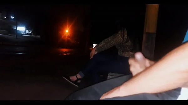Sério !! Eu corro o risco de colocar meu pau na frente dessa mulher esperando o ônibus ... Como ela vai reagir?