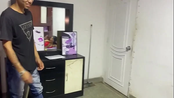 MI HERMANASTRO NO SABE LA SORPRESA QUE VA ENCONTRA SU CUARTO CUANDO ME VEA DESNUDA FOLLE MI COÑE Y ORDEÑE MIS TETAS