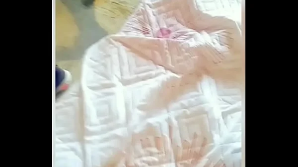 Me follo a la novia de mi amigo mientras se ausenta y la baño en leche de perrito y misionero