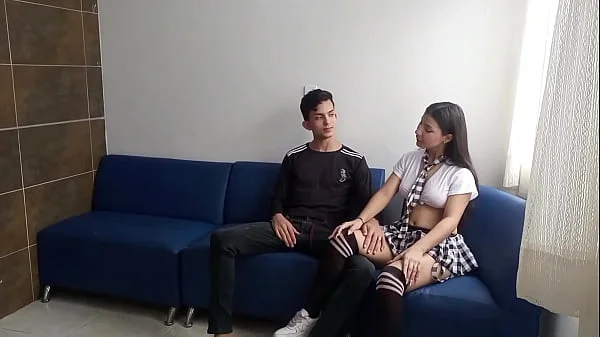 HERMOSA COLEGIALA LLEGA DEL COLEGIO PARA HACER LOS DEBERES DE SU CASA PERO SU HERMANASTRO LE DICE QUE SI LE PUEDE AYUDAR CON SU POLLA YA QUE SU NOVIA LE FUE INFIEL - PORNO EN ESPANOL-