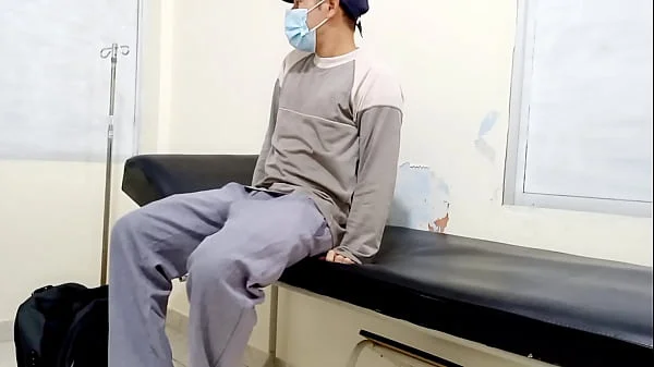MUJER DOCTORA ES UNA ZORRA CALIENTE EN EL CONSULTORIO!! EL PACIENTE SE DA CUENTA DE QUE ELLA HACE PORNO CASERO Y LE PIDE UNA MAMADA INTENSA A SU PENE ENANO