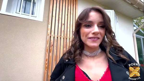 Ariana, 22ans, gère deux gros membres pour son premier trio