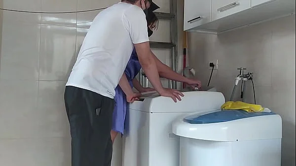 Casada provocando o técnico que foi arrumar a máquina de lavar roupas, a safada abriu o roupão na frente dele