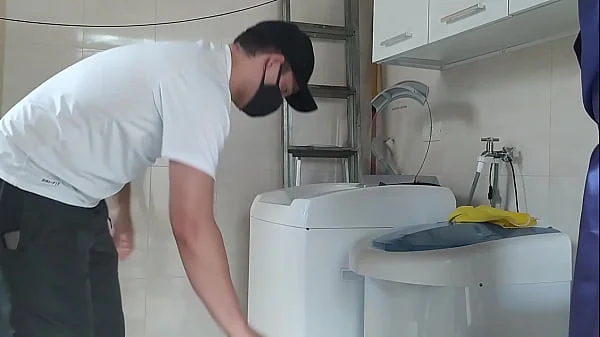 Casada provocando o técnico que foi arrumar a máquina de lavar roupas, a safada abriu o roupão na frente dele