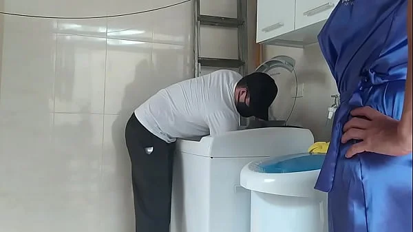 Técnico foi chamado para consertar a máquina de lavar a acabou comendo a cliente gostosa