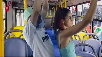 Jovem estudante leva encoxada dentro onibus!