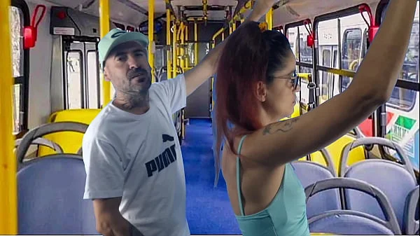 Jovem estudante leva encoxada dentro onibus!