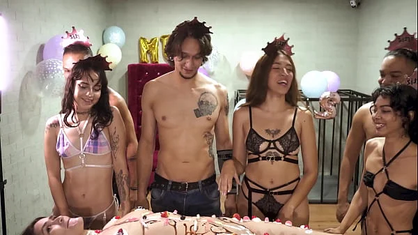 Orgia de cumpleaños con una venezolana caliente y sus amigos