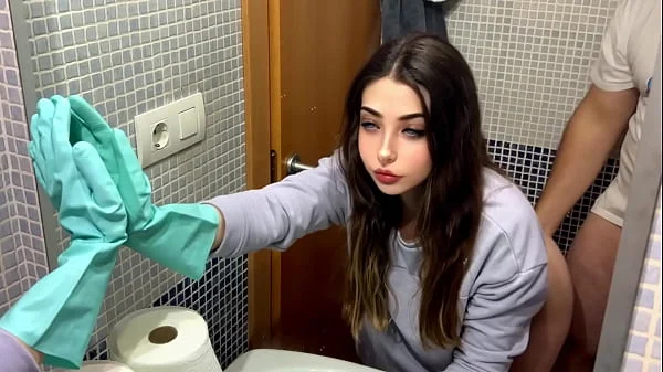 Mi padrastro me folla en el baño cuando limpiaba , me deja sin aire de tanto sexo,disfruto mucho cuando tengo sexo prohibido