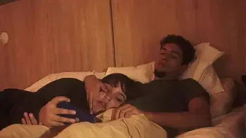 Mi hermanastro me mete su pene en mi boca mientras estamos acostados,no tuvo piedas con mi boquita y me la lleno de leche tratandome como su putita