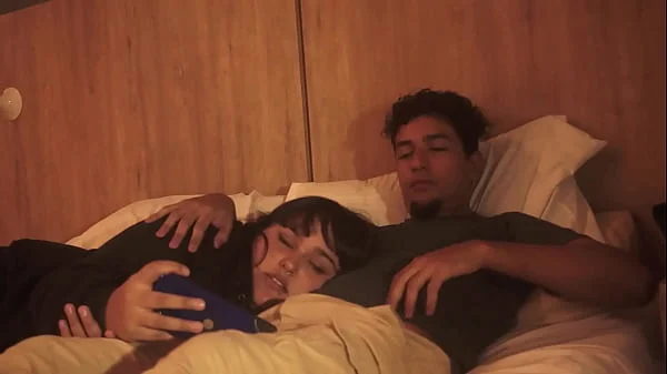 Mi hermanastro me mete su pene en mi boca mientras estamos acostados,no tuvo piedas con mi boquita y me la lleno de leche tratandome como su putita