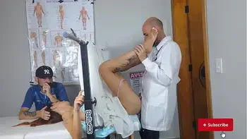 Traição ginecologista mete na esposa do corno sem ele saber!