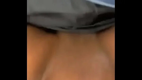 ESPOSA UMILHANDO O CORNO COM OUTRO NA CABINE DO CARÍCIA