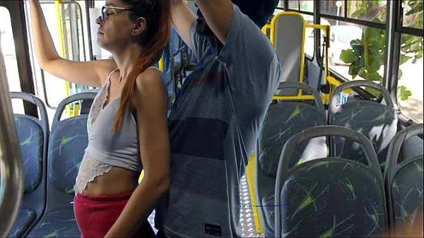 Estudante é encoxada e fudida por um estranho dentro do ônibus!