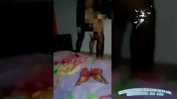 CORNO DIVIDINDO A ESPOSA COM NEGRO DOTADO METEMOS NELA A NOITE TODA!