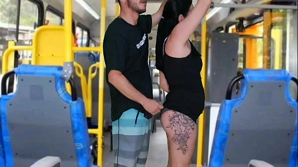 Morena tateando no ônibus