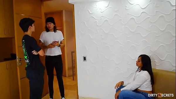 REAL ESTATE AGENT FUCKS A CLIENT WHILE SHOWING A HOUSE