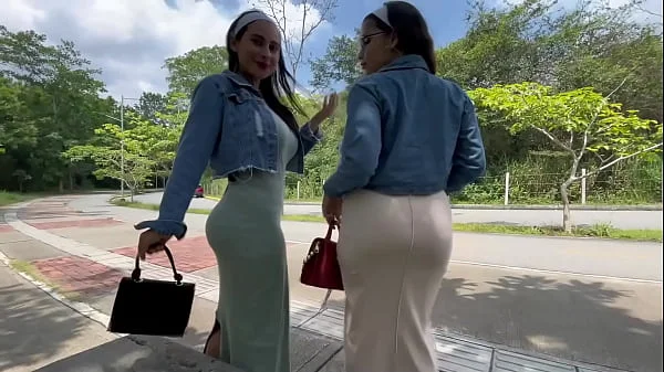 Aprovecho que mi novia se fue de viaje y me follo a sus dos mejores amigas