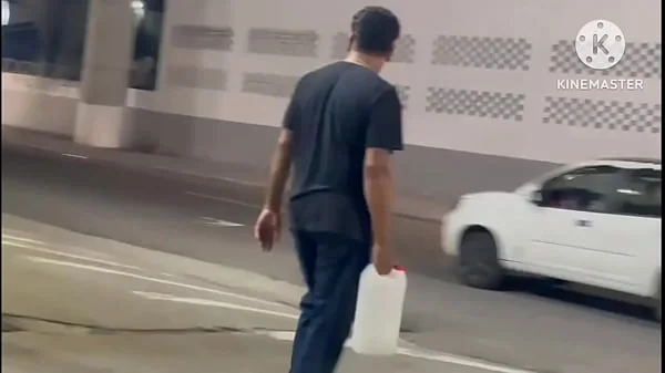 ESPOSA TRAINDO CORNO COM UM NEGÃO DOTADO NO MEIO DA RUA DEPOIS QUE ACABOU A GASOLINA ️ E O CORNO AINDA AGRADECEU AO COMEDOR