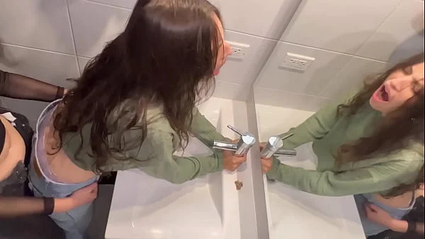 Descubro a la amante de mi marido en mi armario, ahora también me la follo!!