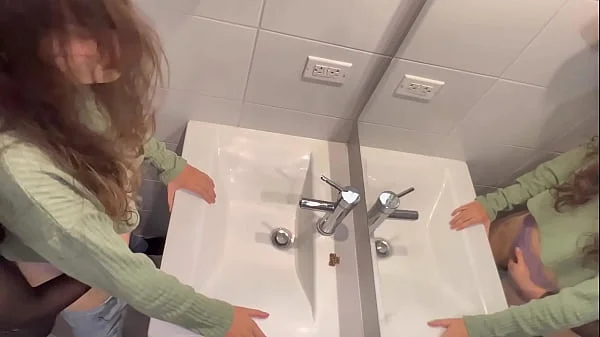 Descubro a la amante de mi marido en mi armario, ahora también me la follo!!