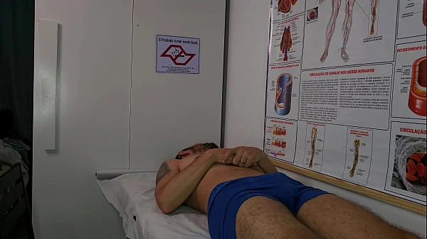 Enfermeira fica excitada ao ver ereção do paciente