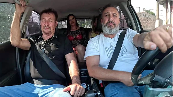 Carlos Urach estreia com duas gostosa na carona do Ted